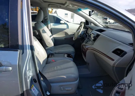 2014 Toyota Sienna Xle V6 8 Passenger z USA, uszkodzony, nr VIN 5TDYK3DC5ES510156